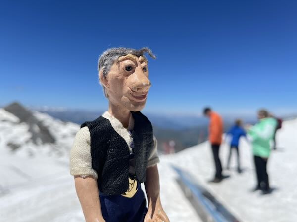 Missä olit silloin? Kuvassa Eevert nukke Hintertuxin laskettelurinteellä.