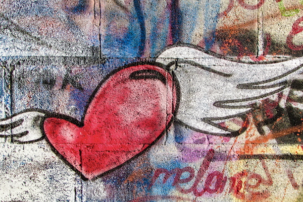 Jälki jää. Kuvassa graffiti jossa sydän jolla on siivet.