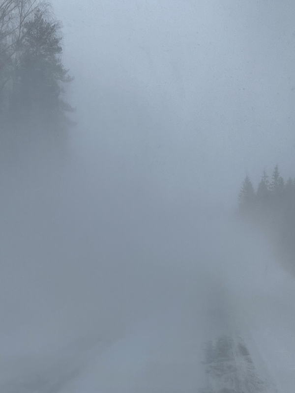 Joulukuun valoja ja varjoja. Kuvassa lumipölly peittänyt näkyvyyden auton tuulilasista.