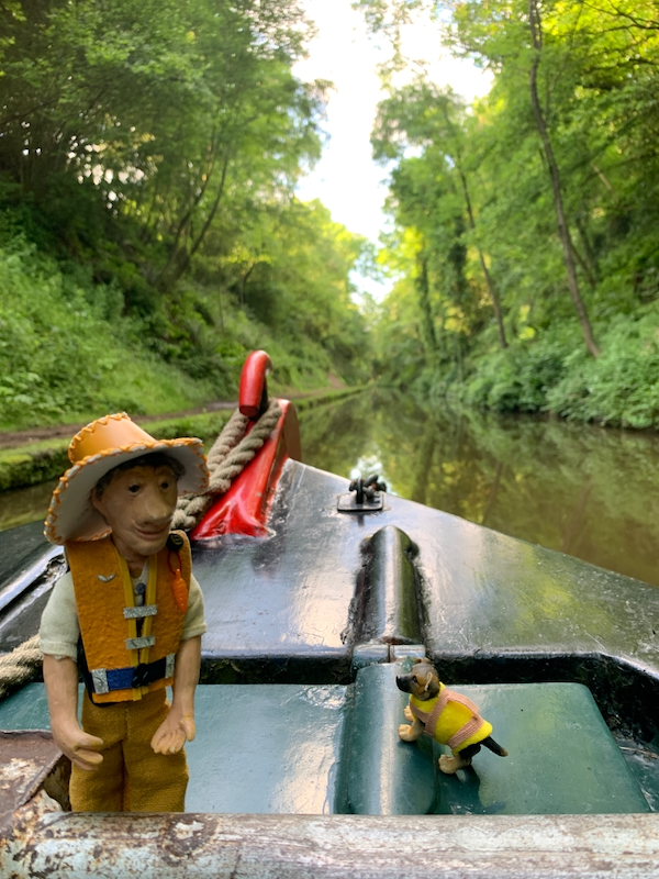 Missä olit silloin? Kuvassa Eevert Narrowboatin keulassa pelastusliivit päällä.
