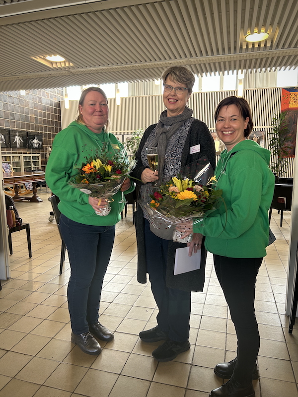 Kuvassa Heini ja Anne sekä Anne Maria kirjan julkkareissa kukat käsissä.