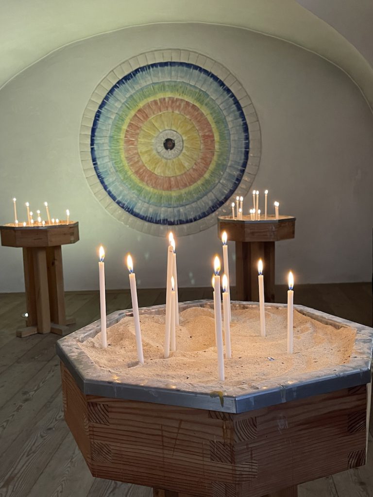 Pyhäinpäivän kynttilät syttyvät. Kuvassa Maria Walsrastin rukouskappelin muistotuohukset.