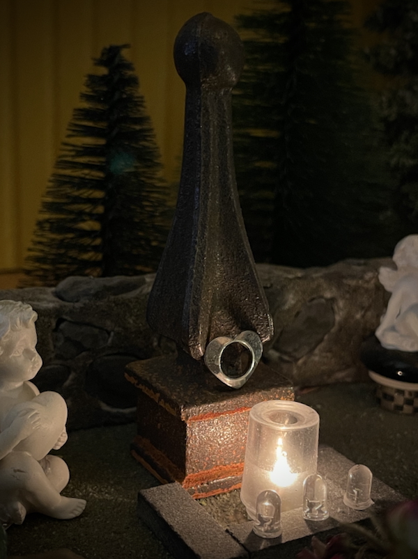 Pyhäinpäivänä. Kuvassa muualle haudattujen muistokivi miniatyyrikoossa.