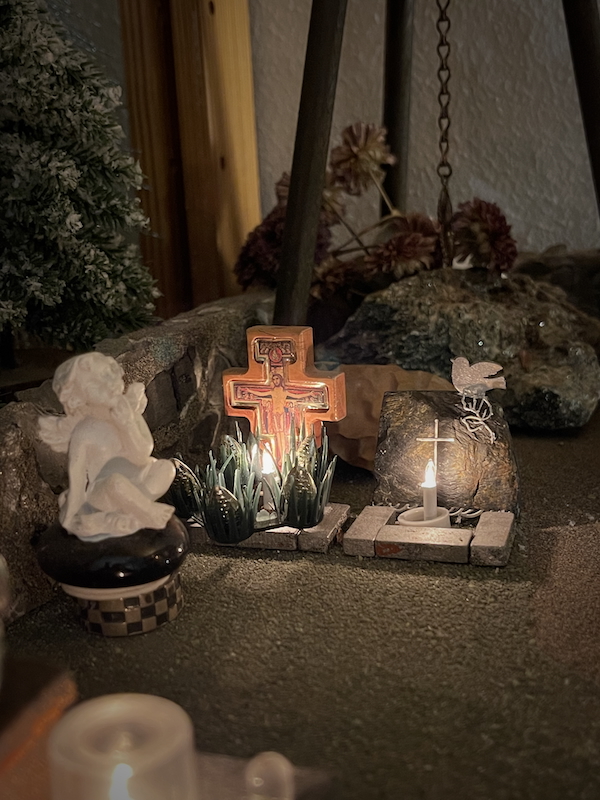 Pyhäinpäivänä. Kuvassa kaksi miniatyyrihautaa. Toiden muistomerkkinä risti, toisen kivi jonka päällä pieni lintu.