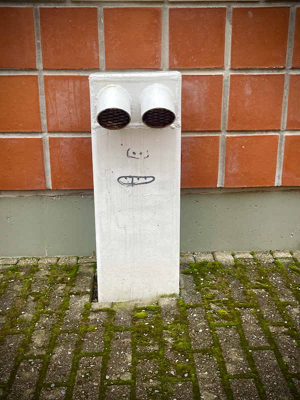 Arjen pieniä yllätyksiä. Kuvassa ilmanvaihtoputket, johin joku on piirtänyt nenän ja suun.