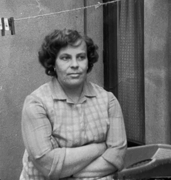 Itseäni parhaiten kuvaavat asiat. Vanhassa kuvassa nainen istuu pyykkitelineellä kädet puuskassa.