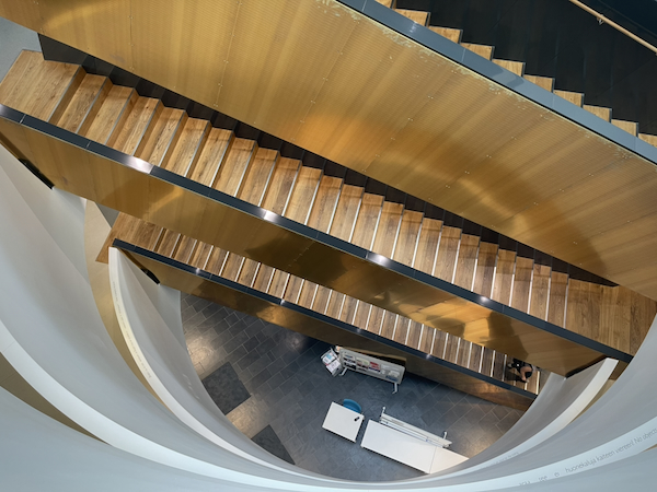 Kuvassa portaikko jossa näkymä useaan kerrokseen.