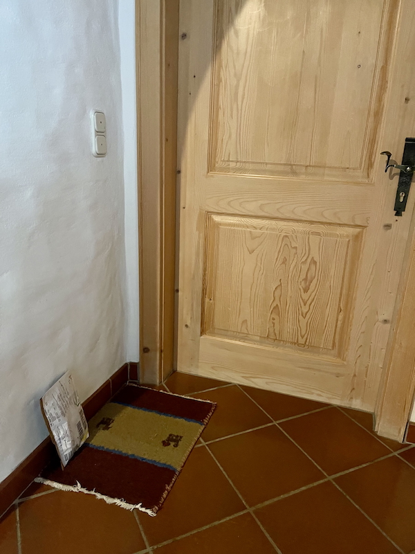 Paketti oven takana lattialla. 