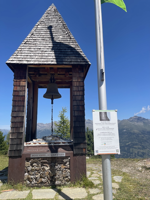 Vuoren laella seisova rauhankello jota voi soittaa narusta vetämällä. 