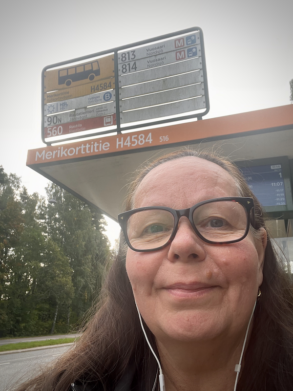 Syyskuun opit ja flopit. Kuvassa naisen kasvot bussipysäkillä.