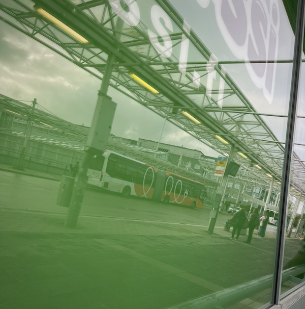 Kaikella on aikansa. Kuvassa ikkunan kautta kuvattuna Vuosaaren metroaseman bussipysäkki ja bussi.
