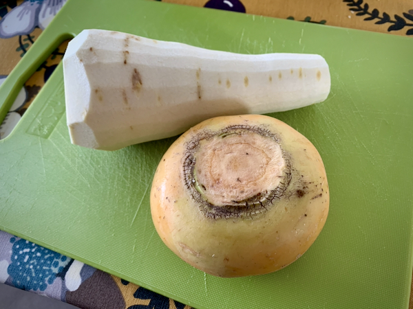 Palsternakka ja nauris leikkuulaudalla