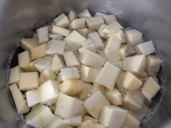 Naurispaloja kattilassa jossa on vettä