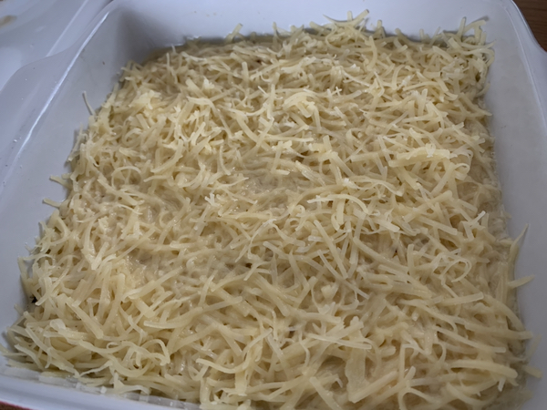 Juuressose ja kastike uunivuokassa ja päällä juustoraastetta