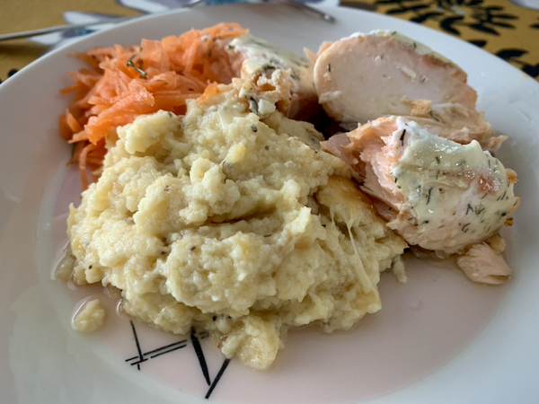 Annos lautasella, etualalla gratiinia ja lisäksi uunilohta ja porkkanaraastetta