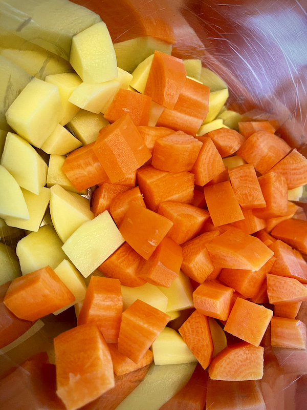 Raaka-aineet leikattuina isoiksi paloiksi