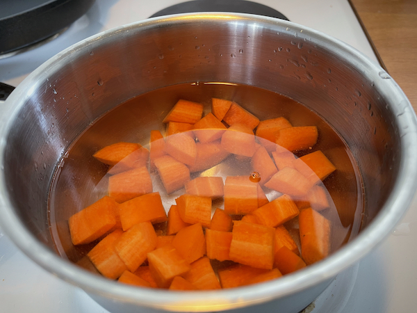 Porkkanat kiehumassa kattilassa