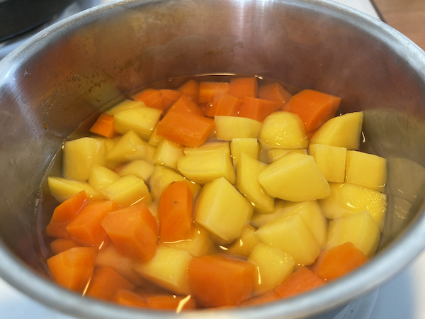 Raaka-aineet kattilassa kiehumassa