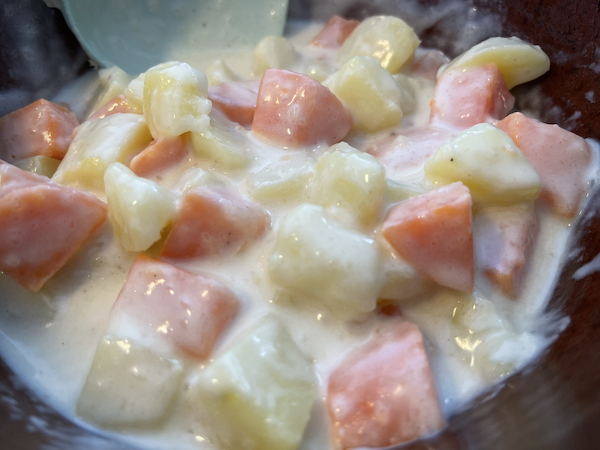 Raaka-aineet juustoisessa kastikkeessa