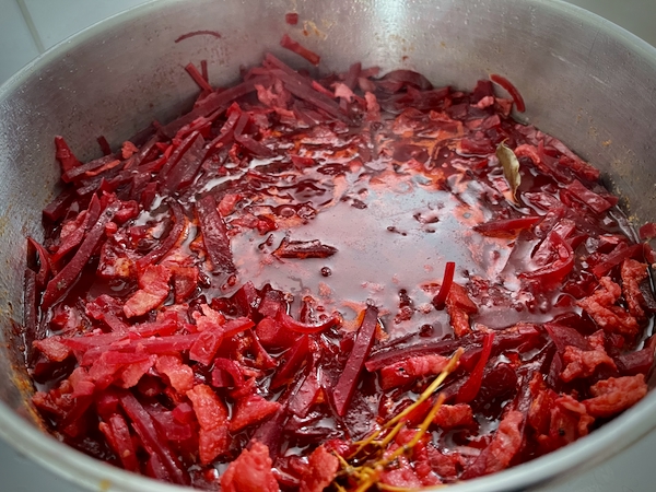 Borssi kiehuu kattilassa