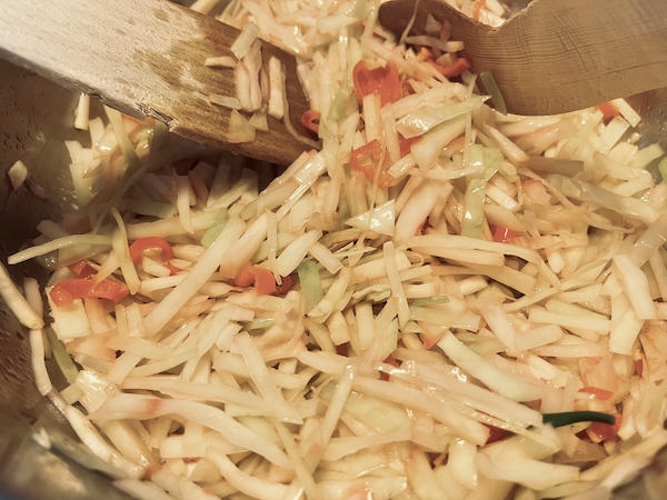 Juuresten kuulotusta voi-öljy seoksessa paistinpannulla