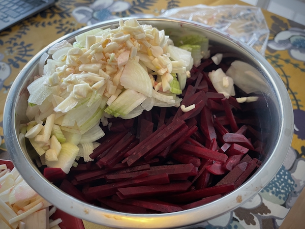 Pilkotut juurekset kulhossa