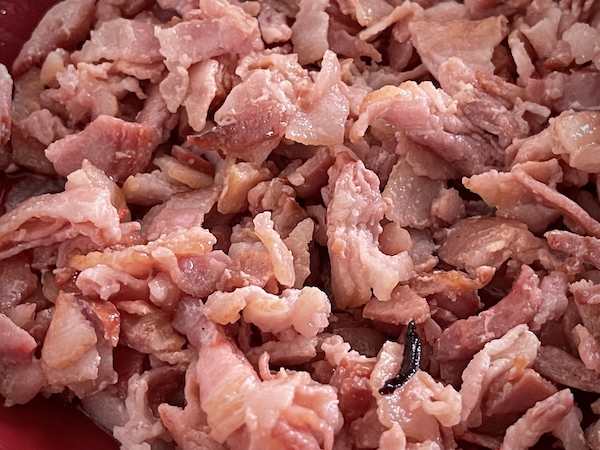 Pekoni paistuu pannulla