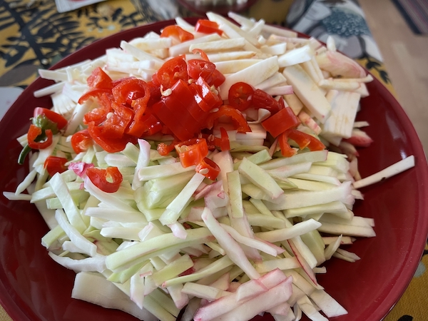 Selleri, sipuli ja chili penittynä lautasella